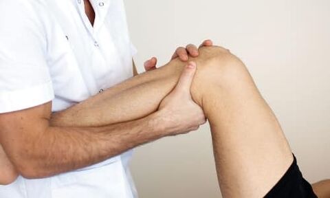 lekarz bada kolano pod kątem artrozy
